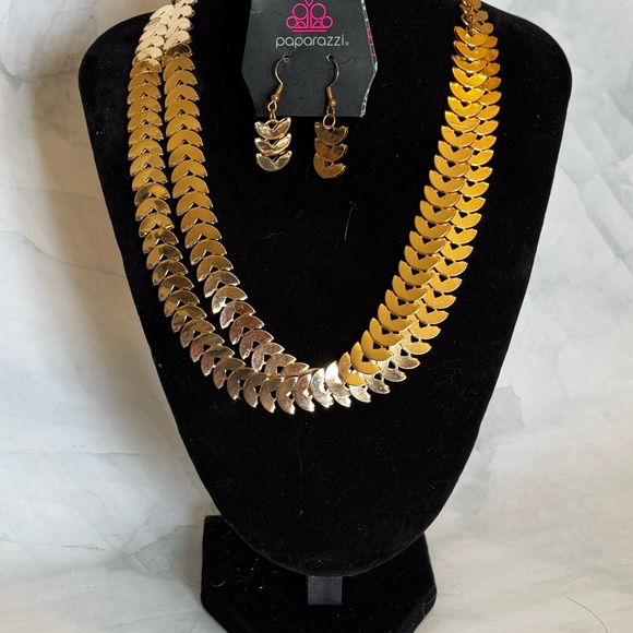 Paparazzi Necklace Set - Picture 1 of 2